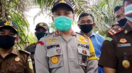 FOTO : Kapolres Tanjab Barat AKBP Guntur Saputro, S.IK, MH saat Berada di TKP Melakukan Rekontruksi Pengungkapan Kasus Pembunuhan, Selasa (12/05/20).