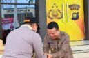 Wakil Bupati Dr. H. Katamso, SA, S.E., M.E., menyambut langsung Kapolres Tanjab Barat yang baru, AKBP Ramadhanil, S.H., S.I.K., dalam rangkaian prosesi penyambutan resmi di Mapolres Tanjab Barat, Jumat (11/9). (FOTO : Dok. Prokopim TJB)