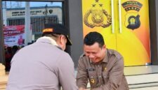 Wakil Bupati Dr. H. Katamso, SA, S.E., M.E., menyambut langsung Kapolres Tanjab Barat yang baru, AKBP Ramadhanil, S.H., S.I.K., dalam rangkaian prosesi penyambutan resmi di Mapolres Tanjab Barat, Jumat (11/9). (FOTO : Dok. Prokopim TJB)