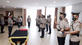 FOTO : Kapolda Kepri, Irjen Pol Aris Budiman, memimpin serah terima jabatan dan pengambilan sumpah para pejabat utama Polda Kepri, Rabu (19/08/20)