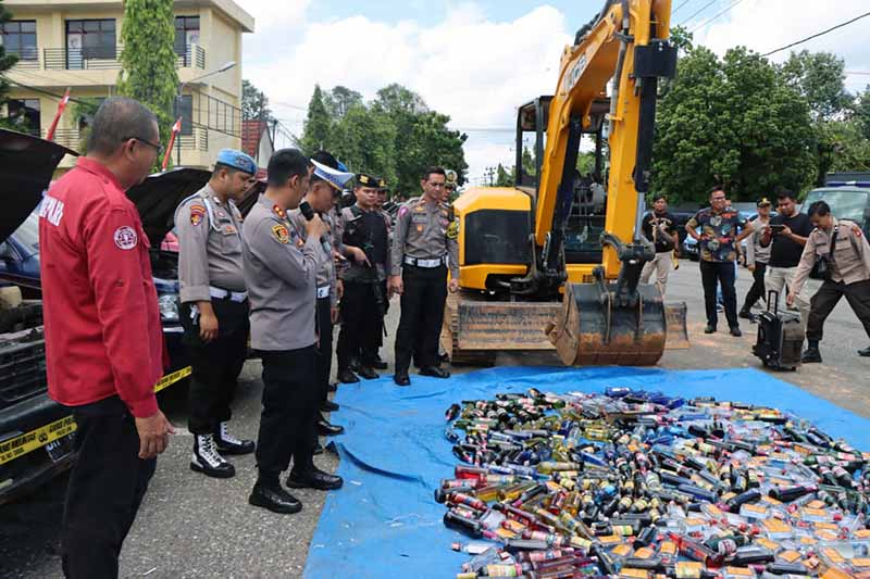 Kapolres Bungo AKBP Wahyu Bram Memimpin Pemusnahan Ratusan Botol Berisi Miras. FOTO : HUmas
