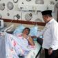 Gubernur Jambi Al Haris Saat Membesuk Kapolda Jambi, Irjen Pol Rusdi Hartono di Rumah Sakit Bhayangkara Jambi pada Rabu pagi (22/2/23). FOTO : Ist/Net