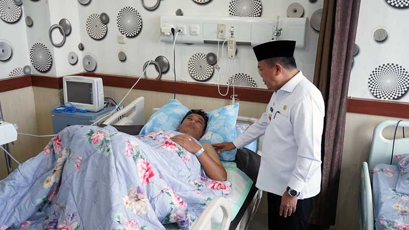 Gubernur Jambi Al Haris Saat Membesuk Kapolda Jambi, Irjen Pol Rusdi Hartono di Rumah Sakit Bhayangkara Jambi pada Rabu pagi (22/2/23). FOTO : Ist/Net