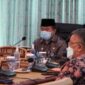 Gubernur Jambi Al Haris Saat Rakortas bersama Menteri Koordinator Bidang Perekonomian, Mendagri, Menkes, Kemkeu, Kementerian Pendidikan, Kebudayaan, Riset dan Teknologi, secara virtual, terkait Penanganan Covid-19 serta Evaluasi PPKM Jawa-Bali, Sabtu (05/02/22). 