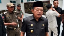 Gubernur Jambi, Al Haris, memberikan keterangan kepada awak media usai menghadiri sebuah agenda dinas. Tampak di latar belakang sejumlah petugas Satpol PP mendampingi jalannya kegiatan. (Foto: Dok. Istimewa/Tribunjambi)