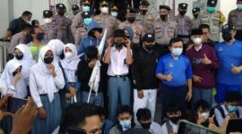 FOTO : Ketika Gubernur Jambi H. Al Haris Saat Menemu Para Pengunjuk Rasa dan Siswa Terkait Kusruh 120 Siswa SMAN 8 Jambi, Selasa (4/1/22).