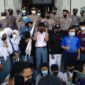 FOTO : Ketika Gubernur Jambi H. Al Haris Saat Menemu Para Pengunjuk Rasa dan Siswa Terkait Kusruh 120 Siswa SMAN 8 Jambi, Selasa (4/1/22).