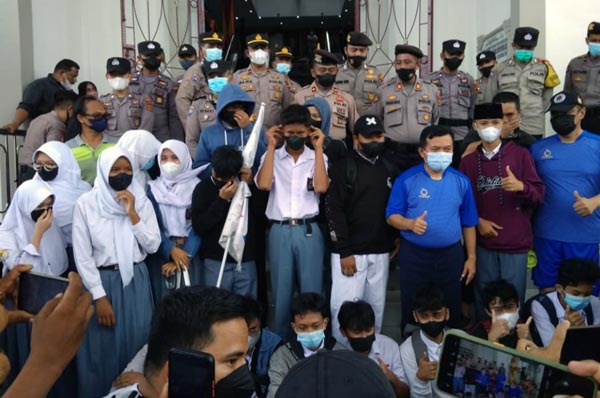 FOTO : Ketika Gubernur Jambi H. Al Haris Saat Menemu Para Pengunjuk Rasa dan Siswa Terkait Kusruh 120 Siswa SMAN 8 Jambi, Selasa (4/1/22).