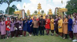 Gubernur Jambi Al Haris saat Hadiri Perayaan Hari Waisak bersama 2567 BE/2023 di Candi Agung Kedaton Desa Muara Jambi, Muaro Sebo, Muaro Jambi, Minggu (11/6/23). FOTO : Kominfo