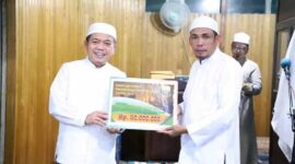 Secara Simbolis Al Haris menyerahkan Bantuan Hibah untuk Masjid Al Jami' Darul Istiqomah kepada Pengurus. FOTO : Istimewa