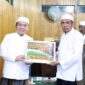 Secara Simbolis Al Haris menyerahkan Bantuan Hibah untuk Masjid Al Jami' Darul Istiqomah kepada Pengurus. FOTO : Istimewa