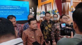 Gubernur Jambi Al Haris diwawancarai Wartawai Usai Penandatangan Kerjasa 3 RS, Jum’at (17/6/22). malam.. FOTO : Ist
