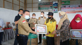 Gubernur Jambi Al Haris Saat Peninjauan Koperasi Kopi Alam Korintji (Alko) Sumatera Coffe di Desa Sungai Sikai Kecamatan Gunung Tujuh, Kabupaten Kerinci, Minggu (16/01/22). FOTO : Kominfo.