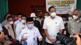 DOFO : Menteri Perdagangan RI, Muhammad Lutfi bersama Gubernur Jambi Al Haris Meninjau Pasar Modern Angso Duo Jambi mengecek secara langsung terkait permasalahan minyak sayur, Jum’at (25/02/22).


