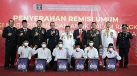 Gubernur Al Haris Serahkan Remisi pada Napi dan Anak Lapas Kelas II A Jambi. FOTO : Istimewa