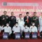 Gubernur Al Haris Serahkan Remisi pada Napi dan Anak Lapas Kelas II A Jambi. FOTO : Istimewa