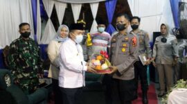 Gubernur Jambi Al Haris Saat Meninjau Pos Pelayanan di Citra Raya City, Minggu (1/5/22) malam.