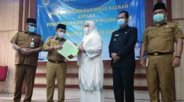 Bupati Muaro Jambi Hj. Masnah Busro Saat Serahkan Dokumen Hibah Tanah ke Gubernur Jambi H. Al Haris Untuk Sport Center di Rumah Dinas Bupati Muaro Jambi, Senin (21/2/22). FOTO : Noval