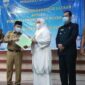 Bupati Muaro Jambi Hj. Masnah Busro Saat Serahkan Dokumen Hibah Tanah ke Gubernur Jambi H. Al Haris Untuk Sport Center di Rumah Dinas Bupati Muaro Jambi, Senin (21/2/22). FOTO : Noval