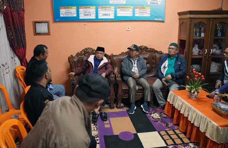 Gubernur Jambi Al Haris saat Berada di Kecamatan Batang Merangin, Kabupaten Kerinci, Senin (20/2/23) dinihari. FOTO : Ist