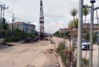 Kondisi Alat Berat Crane yang menutupi Ruas Jalan sebelah kiri Tungkal-Jambi di Jalan Prof DR Sri Soedewi, MS SH. FOTO : Bas/LT