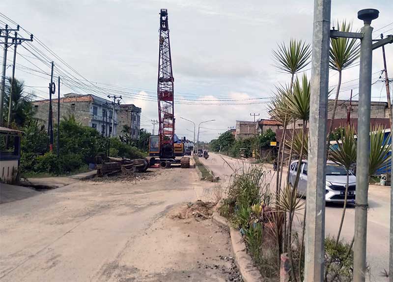 Kondisi Alat Berat Crane yang menutupi Ruas Jalan sebelah kiri Tungkal-Jambi di Jalan Prof DR Sri Soedewi, MS SH. FOTO : Bas/LT