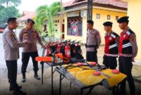 INSPEKSI ALUTSISTA: Kapolres Tanjab Timur, AKBP Ade Candra, S.P., S.I.K. (kedua dari kiri), didampingi Wakapolres Kompol M. Ridha, M.M. (kiri), saat memeriksa kelayakan peralatan pemadam api dan mesin pendukung Karhutla di Mapolres Tanjab Timur, Rabu (15/4). Kegiatan ini bertujuan memastikan kesiapan sarana prasarana dalam menghadapi musim kemarau. (FOTO : Dok. Istimewa)