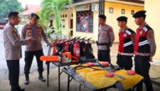 INSPEKSI ALUTSISTA: Kapolres Tanjab Timur, AKBP Ade Candra, S.P., S.I.K. (kedua dari kiri), didampingi Wakapolres Kompol M. Ridha, M.M. (kiri), saat memeriksa kelayakan peralatan pemadam api dan mesin pendukung Karhutla di Mapolres Tanjab Timur, Rabu (15/4). Kegiatan ini bertujuan memastikan kesiapan sarana prasarana dalam menghadapi musim kemarau. (FOTO : Dok. Istimewa)