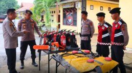 INSPEKSI ALUTSISTA: Kapolres Tanjab Timur, AKBP Ade Candra, S.P., S.I.K. (kedua dari kiri), didampingi Wakapolres Kompol M. Ridha, M.M. (kiri), saat memeriksa kelayakan peralatan pemadam api dan mesin pendukung Karhutla di Mapolres Tanjab Timur, Rabu (15/4). Kegiatan ini bertujuan memastikan kesiapan sarana prasarana dalam menghadapi musim kemarau. (FOTO : Dok. Istimewa)