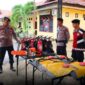 INSPEKSI ALUTSISTA: Kapolres Tanjab Timur, AKBP Ade Candra, S.P., S.I.K. (kedua dari kiri), didampingi Wakapolres Kompol M. Ridha, M.M. (kiri), saat memeriksa kelayakan peralatan pemadam api dan mesin pendukung Karhutla di Mapolres Tanjab Timur, Rabu (15/4). Kegiatan ini bertujuan memastikan kesiapan sarana prasarana dalam menghadapi musim kemarau. (FOTO : Dok. Istimewa)