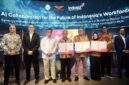 Sinergi Masa Depan: Menteri Ketenagakerjaan Yassierli bersama perwakilan pimpinan Wadhwani Foundation dan PT Indosat Tbk menunjukkan dokumen Nota Kesepahaman (MoU) yang baru saja ditandatangani pada Selasa (5/5/2026) di Jakarta. (FOTO : Dok. Biro Humas Kemenaker)