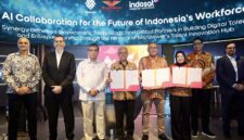 Sinergi Masa Depan: Menteri Ketenagakerjaan Yassierli bersama perwakilan pimpinan Wadhwani Foundation dan PT Indosat Tbk menunjukkan dokumen Nota Kesepahaman (MoU) yang baru saja ditandatangani pada Selasa (5/5/2026) di Jakarta. (FOTO : Dok. Biro Humas Kemenaker)