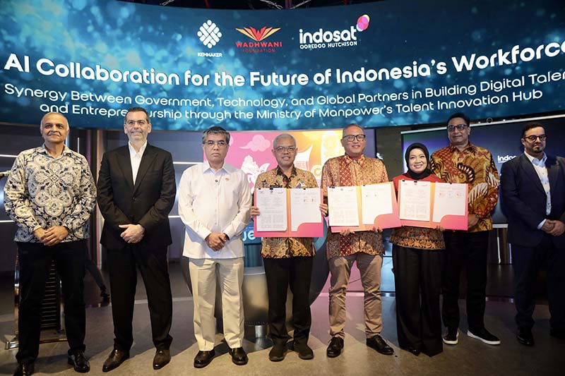 Sinergi Masa Depan: Menteri Ketenagakerjaan Yassierli bersama perwakilan pimpinan Wadhwani Foundation dan PT Indosat Tbk menunjukkan dokumen Nota Kesepahaman (MoU) yang baru saja ditandatangani pada Selasa (5/5/2026) di Jakarta. (FOTO : Dok. Biro Humas Kemenaker)