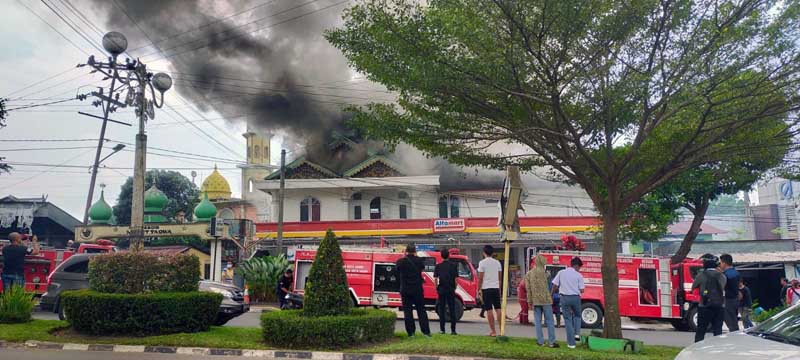Tampak Api Saat Memakai Bagian Atap Ruko Alfamart di Paal Lima Kota Jambi. FOTO : Dhea/Ist