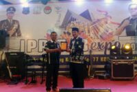 Ketua IPP-TJB Ali Imron memberikan penghargaan kepada Bupati H. Anwar Sadat di acara pembukaan IPP-TJB Expo 2022. FOTO : Put