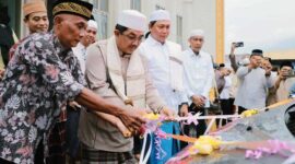 Bupati H. Anwar Sadat didampingi Wabup H. Hairan Saat Melakukan Serimoni Resmikan Penggunaan Ambulance Koperasi Desa Susun Kebon, Kecamatan Barang Asam, Kamis (30/3/23). FOTO : Dokpim