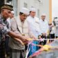 Bupati H. Anwar Sadat didampingi Wabup H. Hairan Saat Melakukan Serimoni Resmikan Penggunaan Ambulance Koperasi Desa Susun Kebon, Kecamatan Barang Asam, Kamis (30/3/23). FOTO : Dokpim