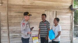 Kasi Humas Polres Muaro Jambi AKP Amradi SE pembagian puluhan paket sembako kepada warga RT 05 dan 12 Desa Tanjung Katung Kecamatan Maro Sebo Kabupaten Muaro Jambi dilakukan pada Rabu (16/11/22). FOTO : Humas PMJ