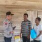Kasi Humas Polres Muaro Jambi AKP Amradi SE pembagian puluhan paket sembako kepada warga RT 05 dan 12 Desa Tanjung Katung Kecamatan Maro Sebo Kabupaten Muaro Jambi dilakukan pada Rabu (16/11/22). FOTO : Humas PMJ