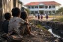 Megahnya gedung tidak selalu mencerminkan kesejahteraan penghuninya. Di balik tembok sekolah yang rapi, masih ada anak-anak yang tertinggal di tepian, menatap masa depan yang terasa begitu jauh dari jangkauan. (FOTO : Dok. Istimewa/Lintastungkal)