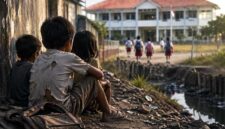 Megahnya gedung tidak selalu mencerminkan kesejahteraan penghuninya. Di balik tembok sekolah yang rapi, masih ada anak-anak yang tertinggal di tepian, menatap masa depan yang terasa begitu jauh dari jangkauan. (FOTO : Dok. Istimewa/Lintastungkal)