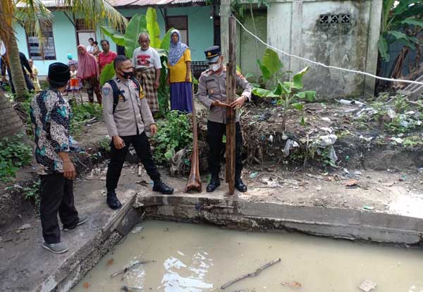 Kapolsek Betara AKP S. Harefa, SE, MM Saat Mengecek TKP dan Kedalam Sumur Dimana Kedua Anak Tercebur di Desa Pematang Lumut, Kamis (09/9/21). FOTO : KHUSUS