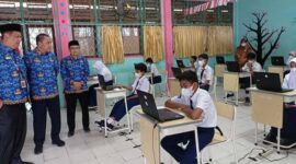 Kepala Dinas Pendidikan Provinsi Jambi Syamsurizal didampingi H Dahlan dan Kepala SMPN 2 Kuala Tungkal Pauzan Najri saat meninjau pelaksanaan ANBK, Senin (18/9/23). FOTO : Dok SMPN 2 