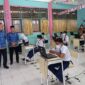 Kepala Dinas Pendidikan Provinsi Jambi Syamsurizal didampingi H Dahlan dan Kepala SMPN 2 Kuala Tungkal Pauzan Najri saat meninjau pelaksanaan ANBK, Senin (18/9/23). FOTO : Dok SMPN 2 