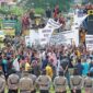 Massa dari Asosiasi Sopir Angkutan Batu Bara Saat Melakukan Orasi di Halaman Kantor Guernur Jambi. FOTO : Antara