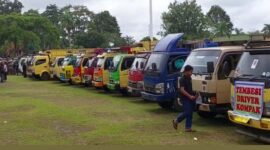 Deretan Truk Angkutan Batu Bara Saat Demontrasi di Halaman Kantor Gubernur Jambi. FOTO : Dhea