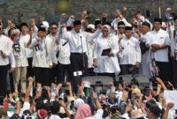 Bacawapres Anies Baswedan bersama sejumlah tokoh melakukan orasi saat Aliansi Rakyat Indonesia Bela Palestina melakukan aksi damai di Monumen Nasional, Jakarta, Minggu, 5 November 2023. TEMPO/ Febri Angga Palguna