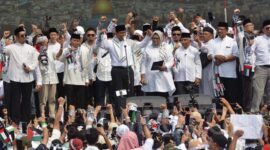 Bacawapres Anies Baswedan bersama sejumlah tokoh melakukan orasi saat Aliansi Rakyat Indonesia Bela Palestina melakukan aksi damai di Monumen Nasional, Jakarta, Minggu, 5 November 2023. TEMPO/ Febri Angga Palguna