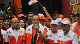 Bakal Calon Presiden Anies Baswedan (tengah) bersama Presiden PKS Ahmad Syaikhu (kanan) menyampaikan sambutan saat kunjungan di Bekasi, Jawa Barat, Sabtu 29 Juli 2023. [FOTO : ANTARA/Fakhri Hermansyah/tempo]