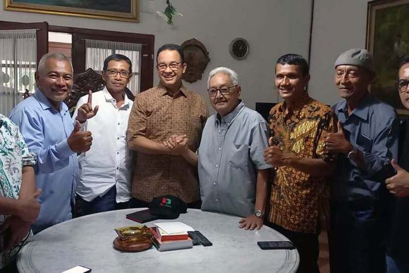 Anies Baswedan kembali berkunjung di Kota Solo, Jawa Tengah, bertemu dengan pendiri Mega Bintang Mudrick M Sangidu. Pertemuan dibalut dengan silaturahmi kekeluargaan terjadi pada Senin (14/11/2022).(KOMPAS.COM/Istimewa)